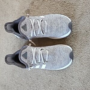 Womens addias tennis shoe size 8